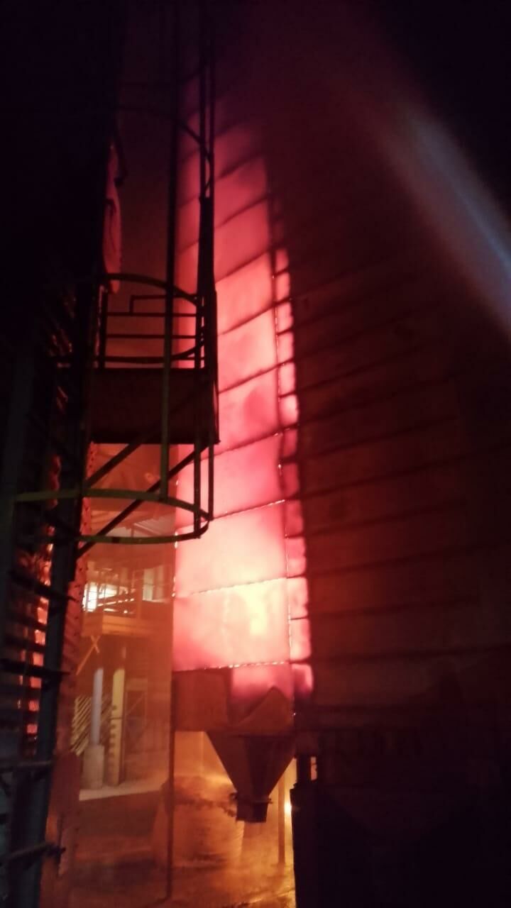 Imagem de compartilhamento para o artigo Incêndio de grandes proporções destrói secador de grãos em empresa armazenadora em Chapadão do Sul da MS Todo dia